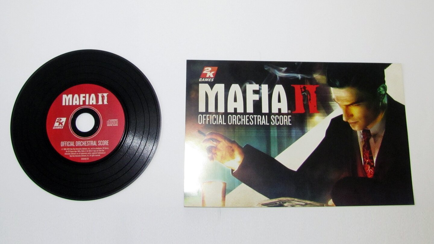 Die Collector's Edition von Mafia 2 ausgepacktDie Soundtrack-CD in Vinyl-Optik enthält die Musikstücke aus Mafia 2, die eigens vom Prager FILMharmonic Orchester eingespielt wurden. Von den flotten Oldies der 40er und 50er Jahre, die ständig im Radio zu hören sind, hat es aber leider kein einziger auf die CD geschafft.