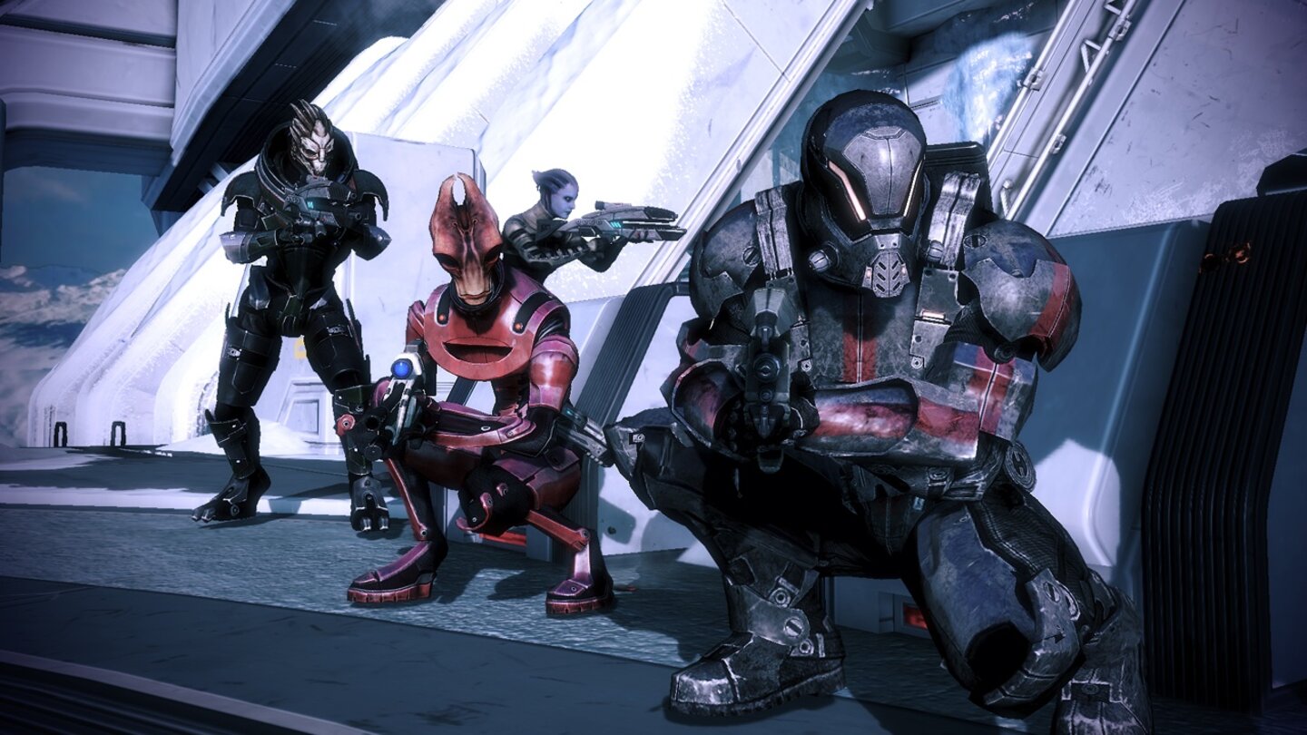 Mass Effect 3In diesem Multikulti-Team steuert jeder Mitspieler ein anderes Volk aus dem Mass-Effect-Universum. Von links nach rechts: Turianer, Salarianer, Asari, Mensch.
