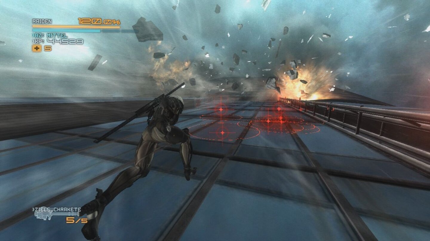 Metal Gear Rising: RevengeanceEn Beispiel für das Tempo und die Dynamik des Spiels: Hier flitzt Raiden einen Wolkenkratzer empor und muss Raketeneinschlägen ausweichen.