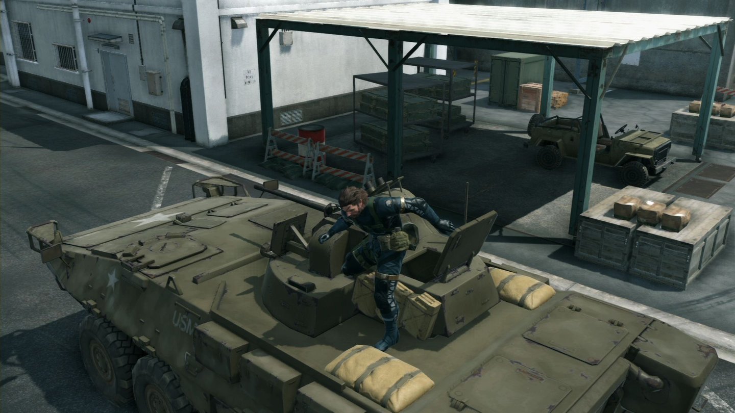 Metal Gear Solid 5: Ground ZeroesSnake kann erstmals in der Seriengeschichte auch Fahrzeuge steuern - wie hier einen Panzer.