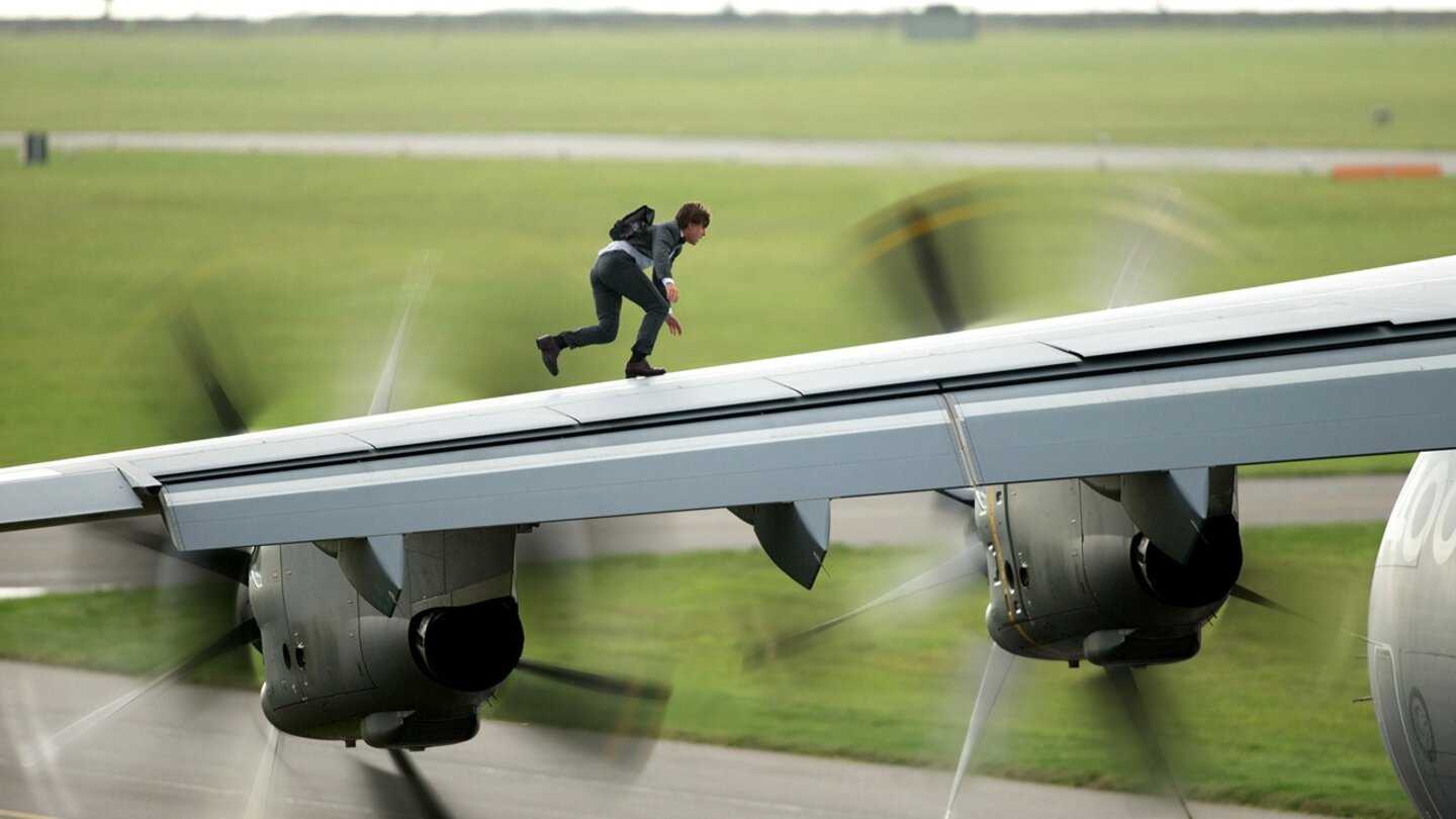 Mission: Impossible - Rogue NationEinfach auf der Tragfläche während des Abflugs spazieren gehen? Für Ethan Hunt (Tom Cruise) kein Problem!