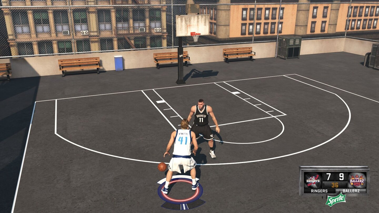 NBA 2K15In Streetball-Duellen können wir unter anderem den neuen Pro-Stick ausprobieren und Tricks lernen.