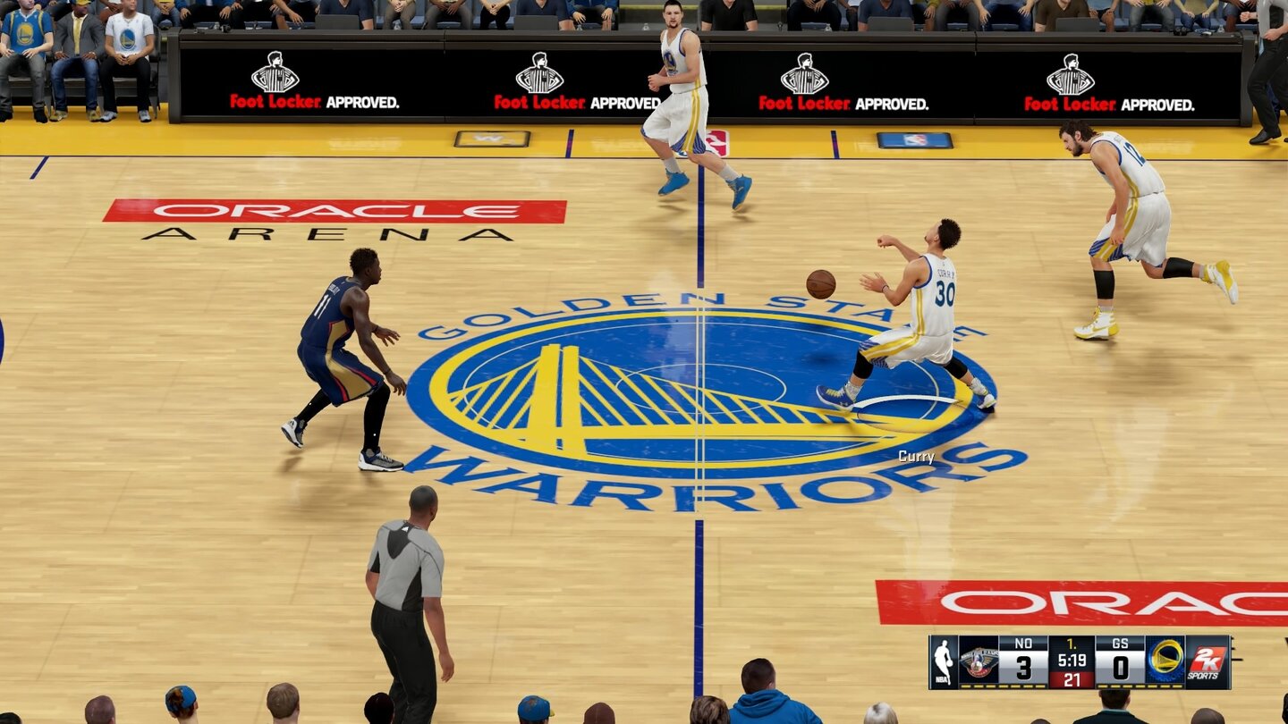 NBA 2K16In dieser Szene spielt Stephen Curry vom amtierenden NBA-Meister Golden State Warriors einen präzisen Bodenpass...