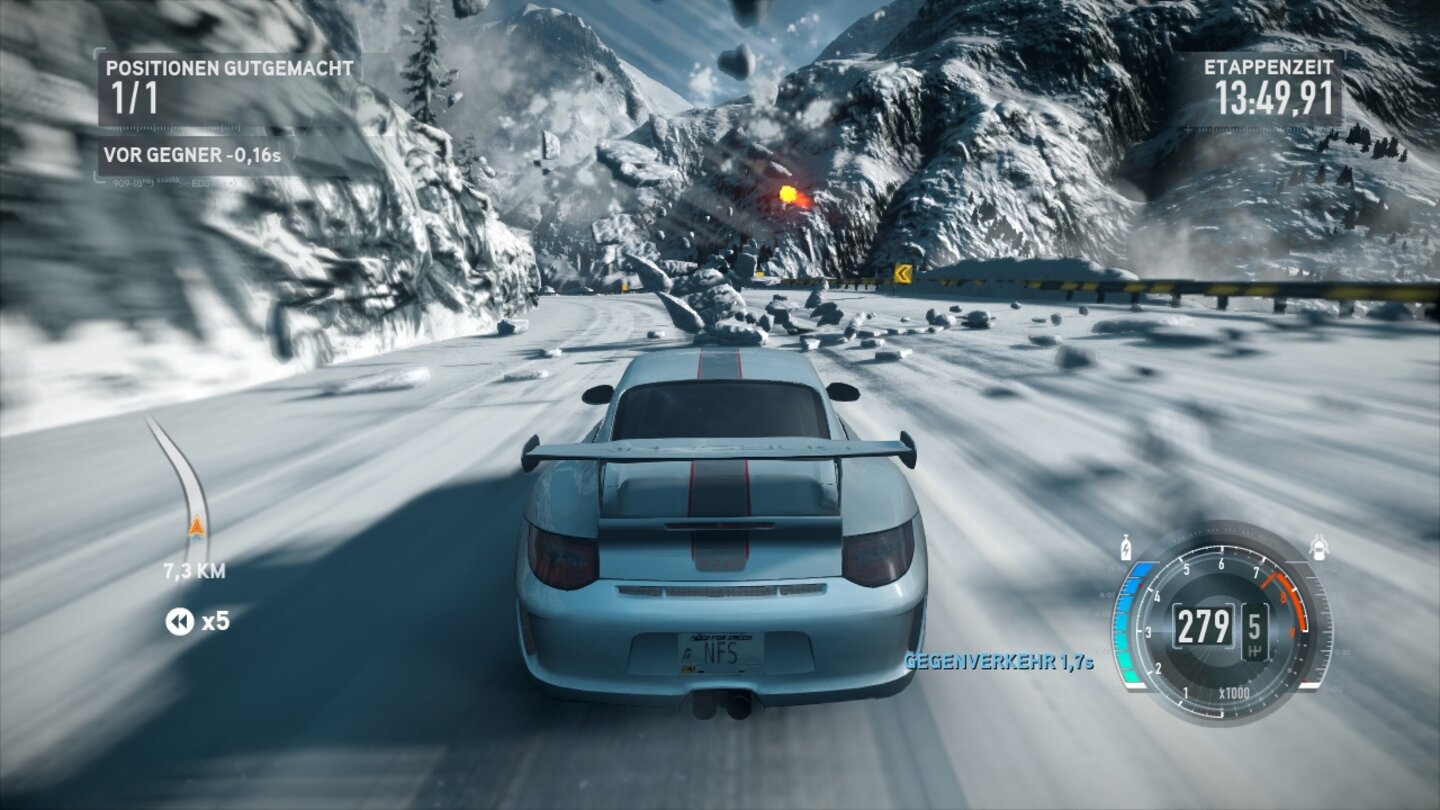 Need for Speed: The Run - 2011Noch im Herbst 2011 setzt EA den Arcade-lastigen Teil der Serie mit Need for Speed: The Run fort. Entwickelt wird das Spiel von EA Black Box, die bereits Erfahrung mit der Reihe haben. Ganz neu bei The Run: Erstmals verlässt der Spieler die Fahrzeuge um in flotten Zwischensequenzen die Story per Quick-Time-Events voranzutreiben. Richtig gelesen, The Run hat eine Handlung. Die führt den Spieler quer durch die USA von San Francisco nach New York.Die einzelnen Renn-Etappen bei diesem megalangen und illegalen Straßenrennen spielen sich dabei serientypisch: von der Polizei verfolgt gilt es sich durch die Ränge nach vorn zu kämpfen, Zielvorgaben reichen dabei von Bestzeiten über Siegplatzierungen bis zu einer Mindestanzahl von Fahrzeugen, die bis zur Ziellinie überholt werden müssen. Für etwas Abwechslung sorgen spezielle Streckenereignisse wie Sandstürme oder Schneelawienen - dargestellt in der Frostbite-Engine.