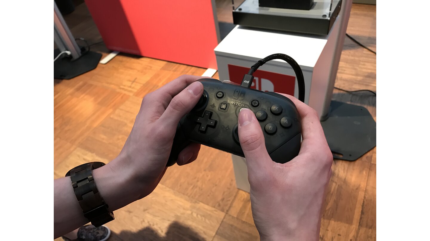 Nintendo Switch ControllerDer Pro-Controller dürfte für Zuhause-Spieler die erste Wahl sein. Er liegt gut in der Hand und erinnert etwas an das Gamepad der Xbox One.
