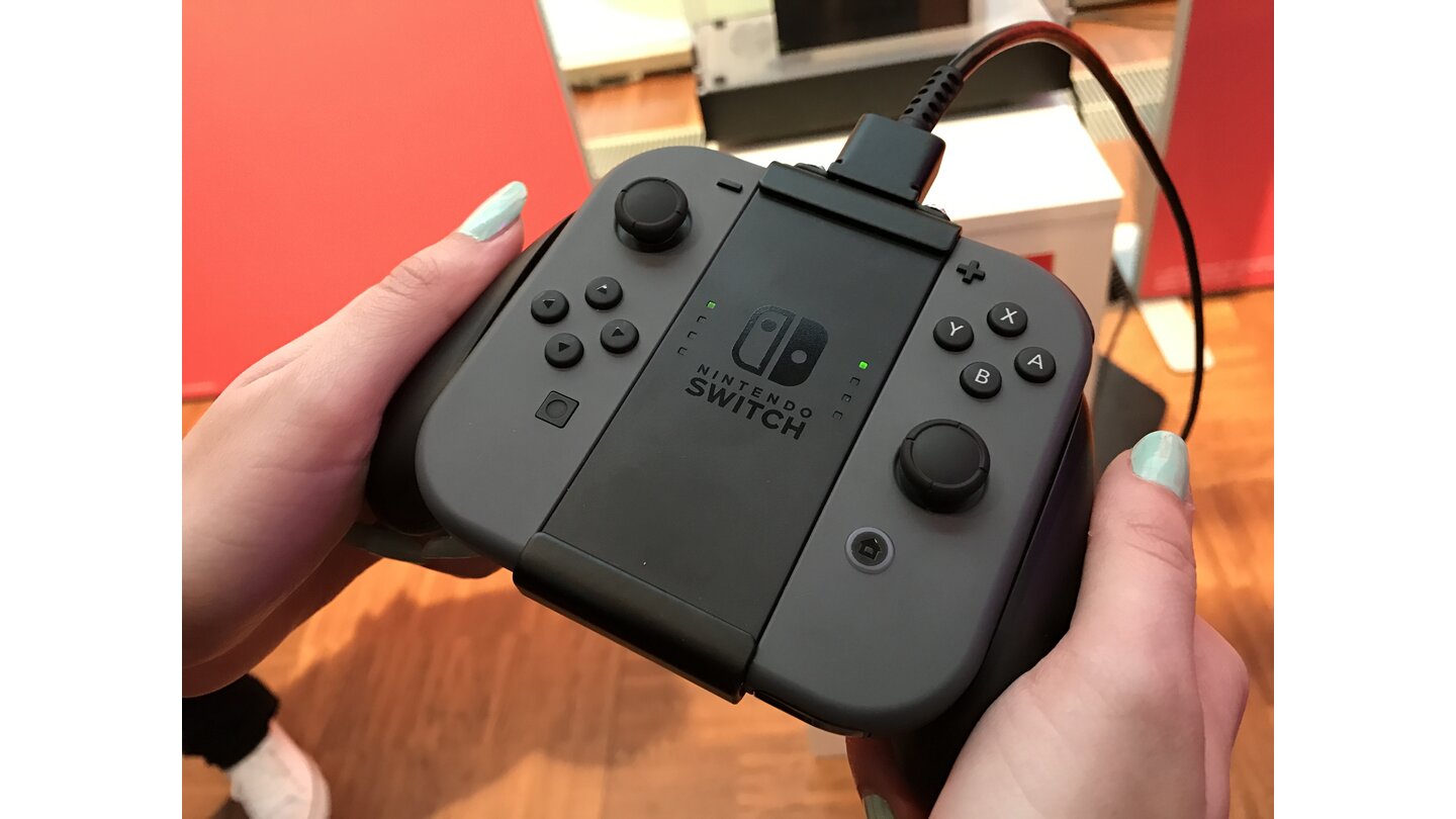 Nintendo Switch ControllerDer mitgelieferte Grip sitzt nach etwas Eingewöhnung gut in der Hand.