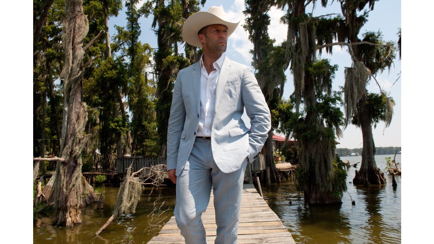 ParkerMit Cowboyhut und weißem Anzug: Parker macht einen auf reichen Texaner. Im Interview verrät Jason Statham, dass er seinen englischen Akzent im wahren Leben nie ablegen wird.