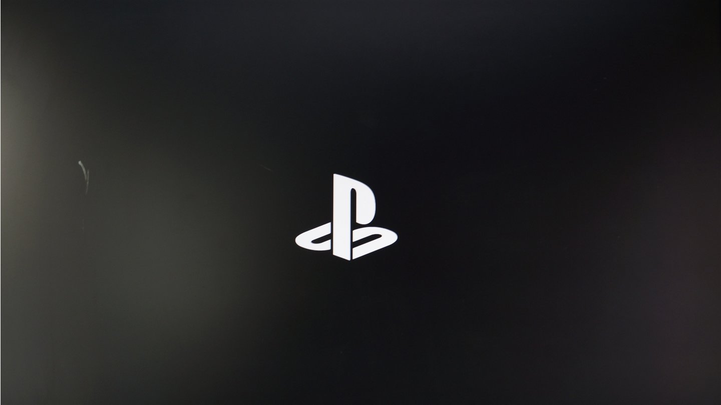 Die PlayStation sollte euch nach einigen Minuten mit dem PS-Logo begrüßen.