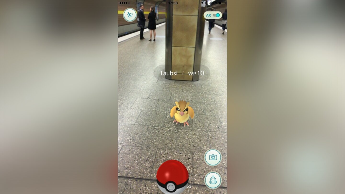 Kurz bevor meine Bahn kommt, stellt sich mir in der U-Bahn-Station ein wildes Taubsi entgegen. Es ist schwach, aber was soll's: Ich habe noch kein Taubsi. Neue Pokémon bringen 500 Bonus-Erfahrungspunkte. Außerdem schalte ich einen Pokédex-Eintrag frei. Das weckt meinen Sammeltrieb.