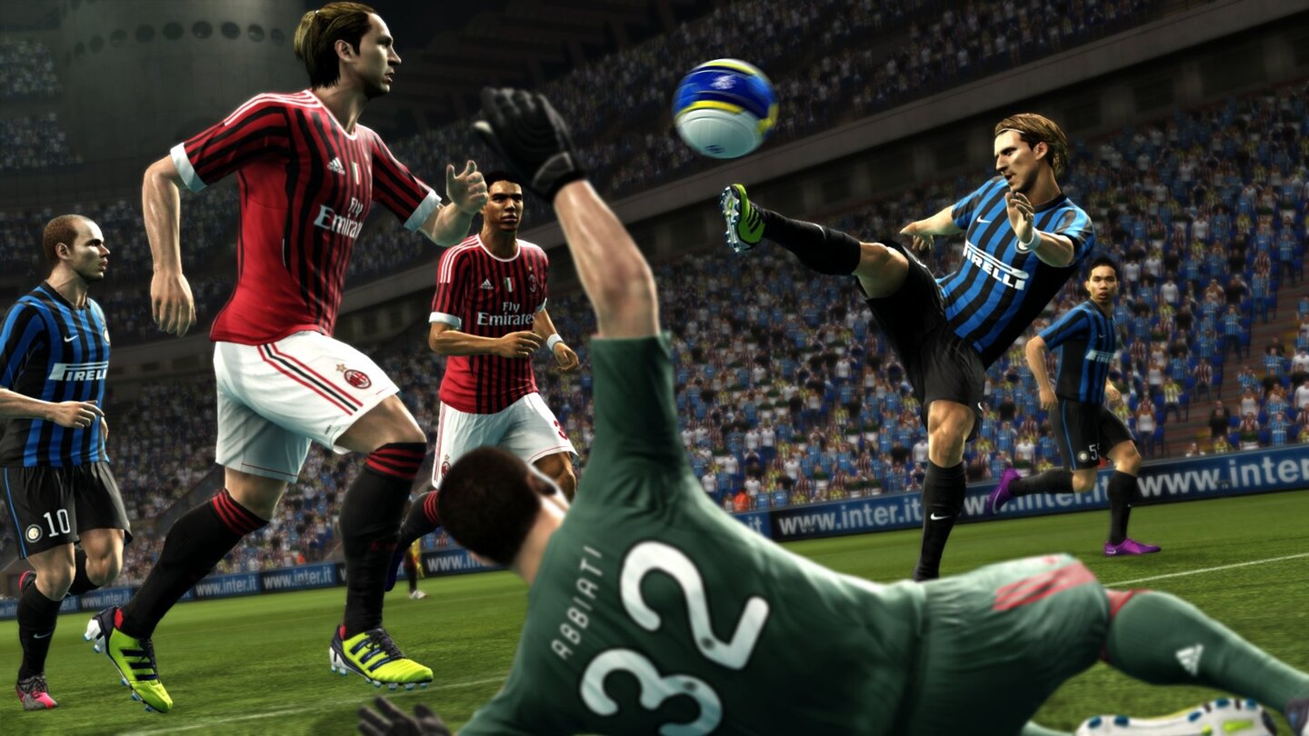 Pro Evolution Soccer 2013Anders als die meisten Bundesligisten werden Inter und AC Mailand im Spiel lizenziert sein.