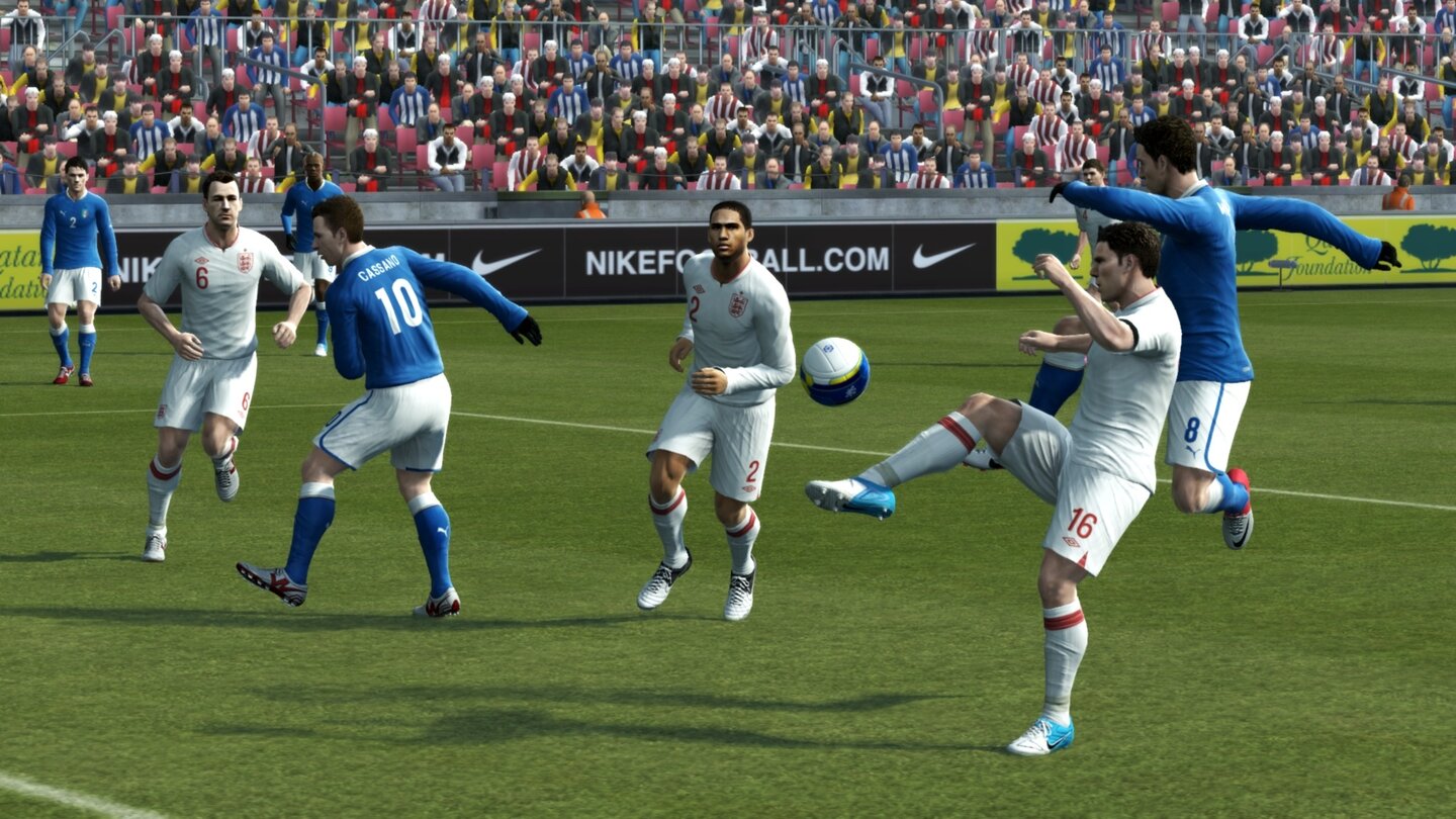 Pro Evolution Soccer 2013Die englische Abwehrreihe hebelt den italienischen Angriff aus.