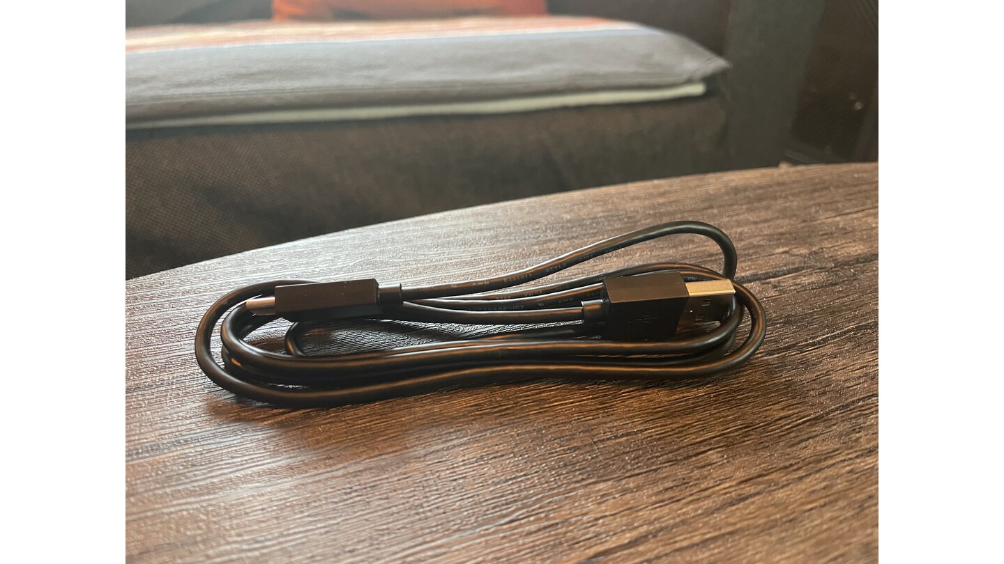 Das 140cm lange USB-Kabel zum Aufladen der beiden Sense-Controller.