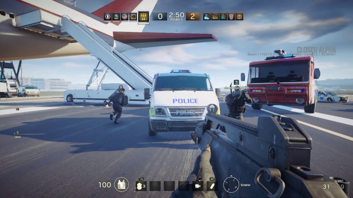 Rainbow Six: SiegeDie Levels sind glaubwürdig gestaltet. Auf dem Runway vor dem Flugzeug warten zum Beispiel Einsatzfahrzeuge von Polizei und Feuerwehr.