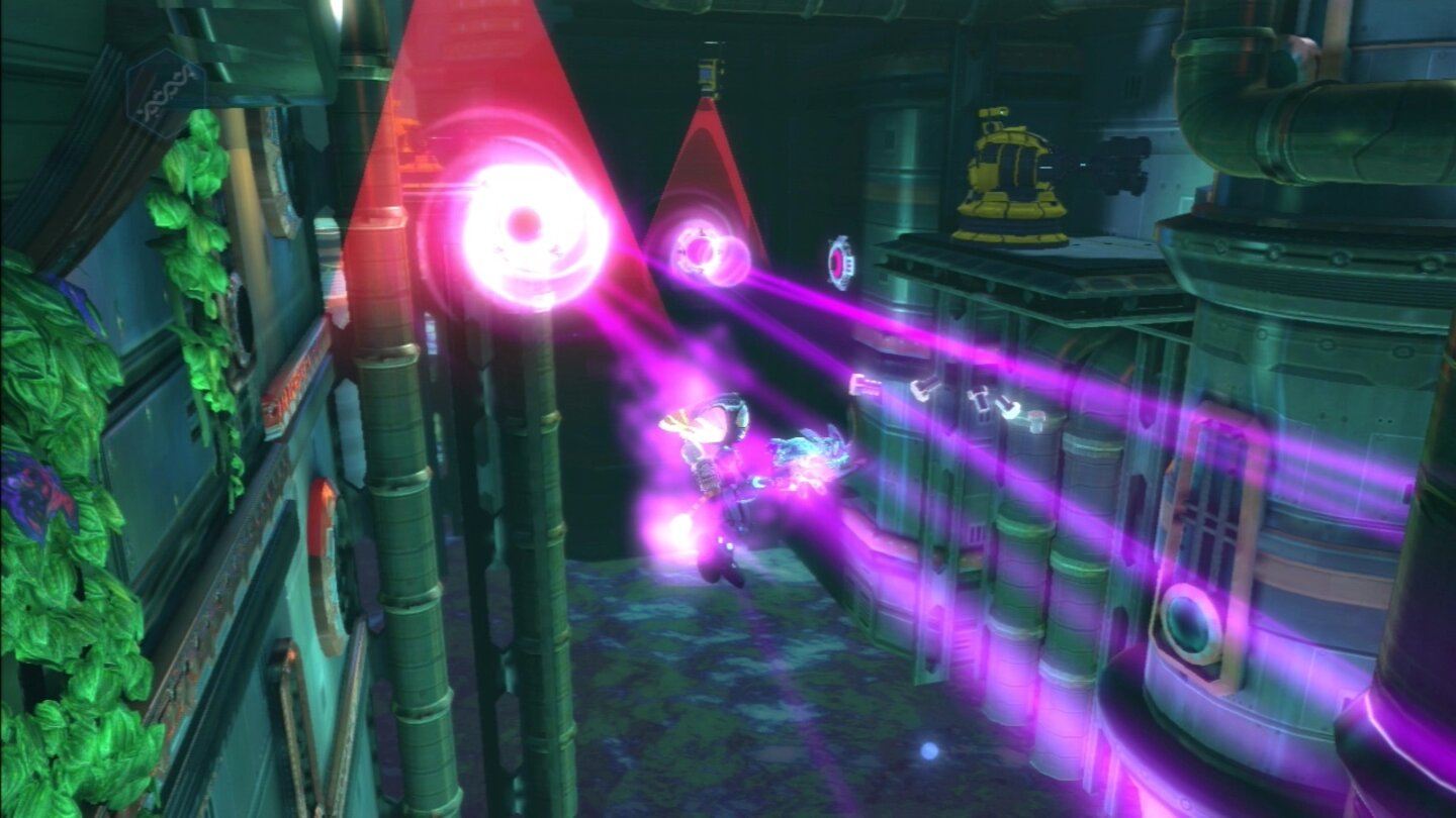 Ratchet & Clank: NexusRatchet reitet den Energiestrahl, doch Vorsicht, Laserschranken werden zum tödlichen Hindernis.