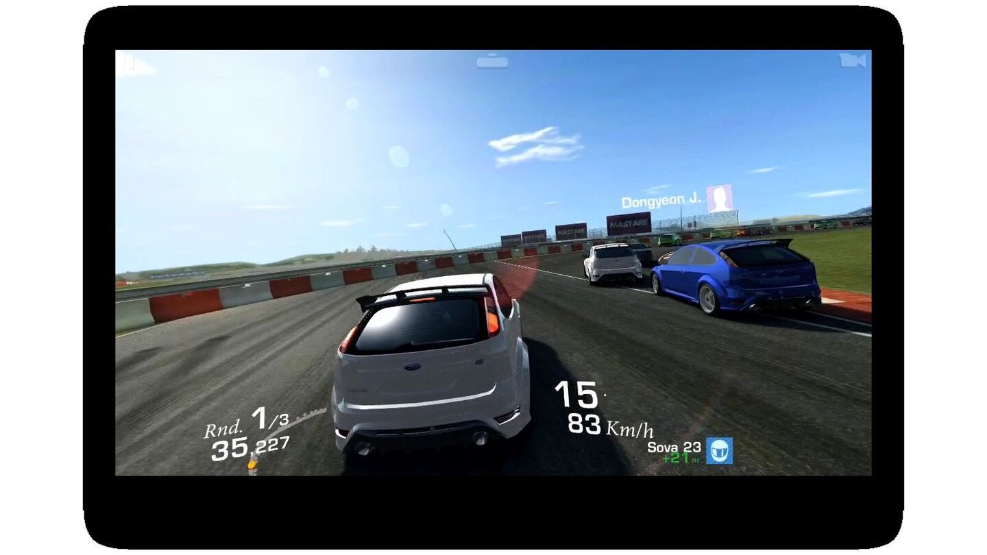 Real Racing 3Daneben kann sich die Optik sehen lassen – selten sah ein Racer auf iPhones und Android-Geräten so gut aus.