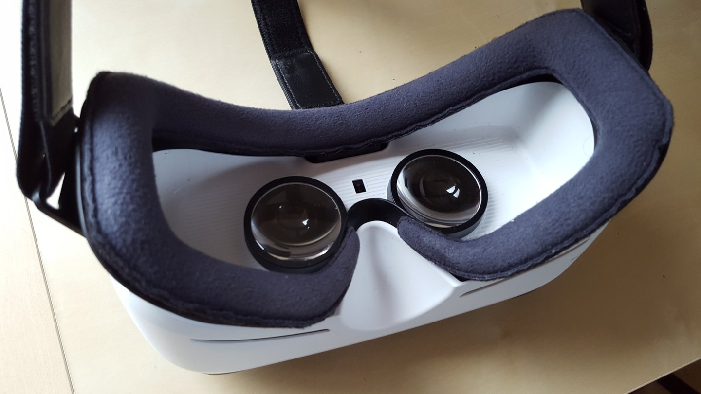 Samsung Gear VR: Auch eine Brille passt darunter