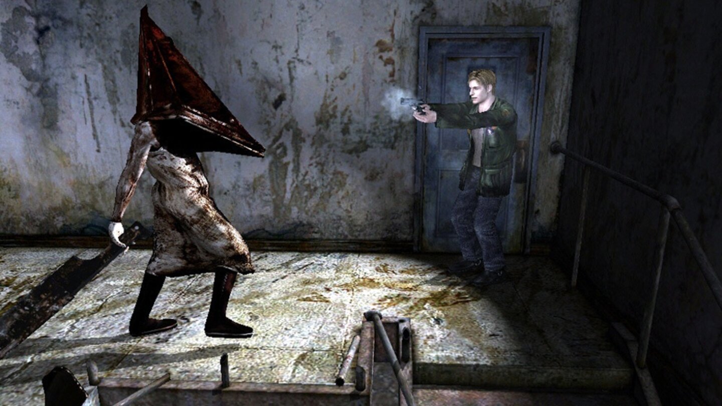 Silent Hill 2 (2001)Silent Hill 2 braucht keine platten Schockeffekte, es lässt keine Zombies aus Schränken springen und hat auch keine mutierten Hunde nötig, um Spielern das Fürchten zu lehren. Silent Hill 2 gibt der Vorstellungskraft des Spielers einfach nur einen Schubs in die richtige Richtung und lässt eure Fantasie dann den Rest erledigen. Etwa dann, wenn man mit dem Helden James Sunderland an verschlossenen Türen rüttelt und hofft, dass sich diese nicht öffnen lassen. Oder wer würde je die endlos lange Treppe vergessen, die wir beklommen herabsteigen, während ein dumpfes Dröhngeräusch an unseren Nerven zerrt? Auch die riesige rostige Klinge des Pyramidenschädels, die kreischend und Funken schlagend über den Boden geschliffen wird, ist unvergesslich. Trotz abgehackter Animationen, Unmengen rohen Fleisches und bizarren Kreaturen, liegt der wahre Horror von Silent Hill 2 allerdings in der Story begraben. Der Spieler erlebt Isolation, Unsicherheit und Verwirrung, während er einem der großartigsten und intensivsten Wendepunkte der Videospielgeschichte entgegenarbeitet und erleben muss, wie seine Welt von einer Sekunde auf die Andere auf den Kopf gestellt wird.