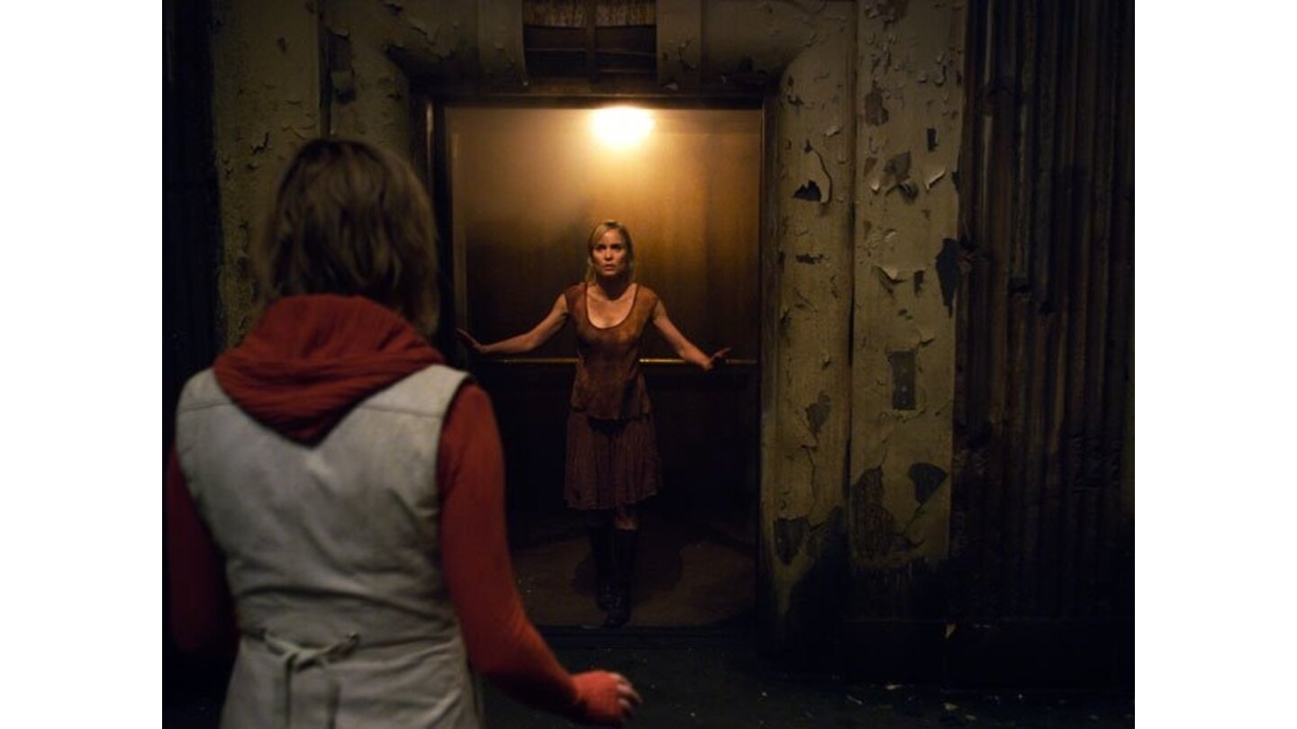 Silent Hill: Revelation 3DTreffen der Heldinnen: Heather begegnet Rose DaSilva (Radha Mitchell), die Protagonistin aus dem ersten Silent Hill-Film.
