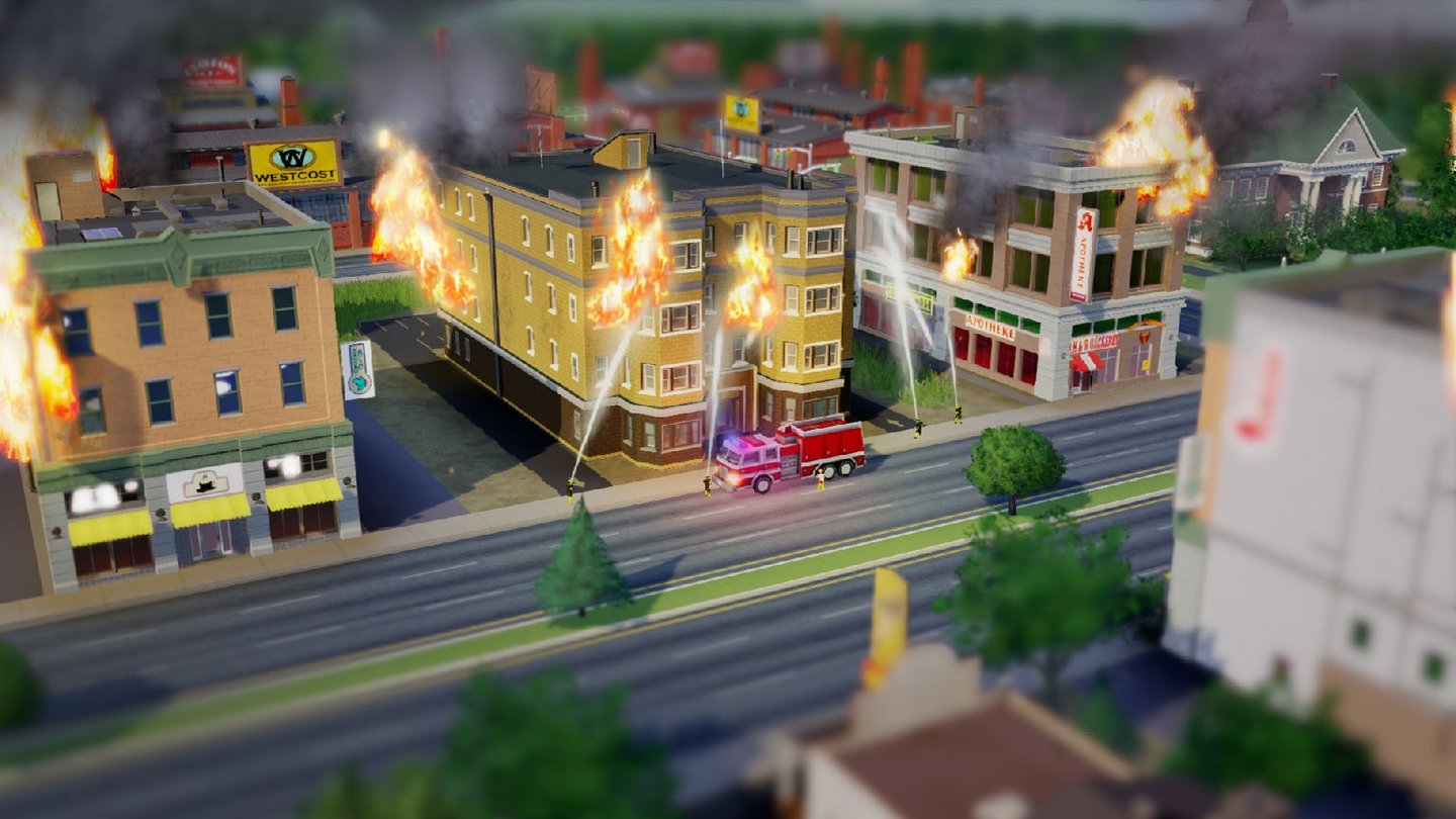 SimCityDie Feuerwehr bekämpft einen Brand. Wenn wir die Feuerwache aufrüsten, kann sie mehr Wagen ausschicken.
