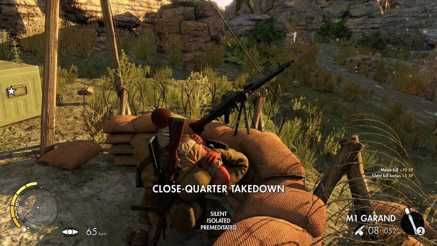 Sniper Elite 3Karl Fairburne nimmt einen Wachmann in den Schwitzkasten. Stealth-Kills werden mit deutlich mehr Erfahrungspunkten belohnt!