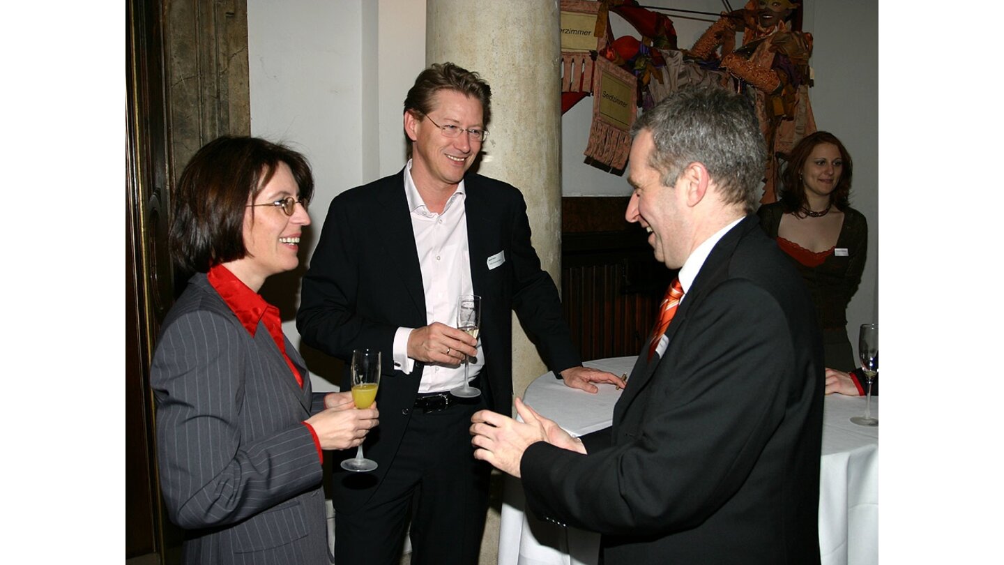 THQ-Chef Axel Herr (Mitte) im Gespräch mit Petra Hermann (GameStar-Anzeigenleiterin) und Stefan Brechtmann (Microsoft).
