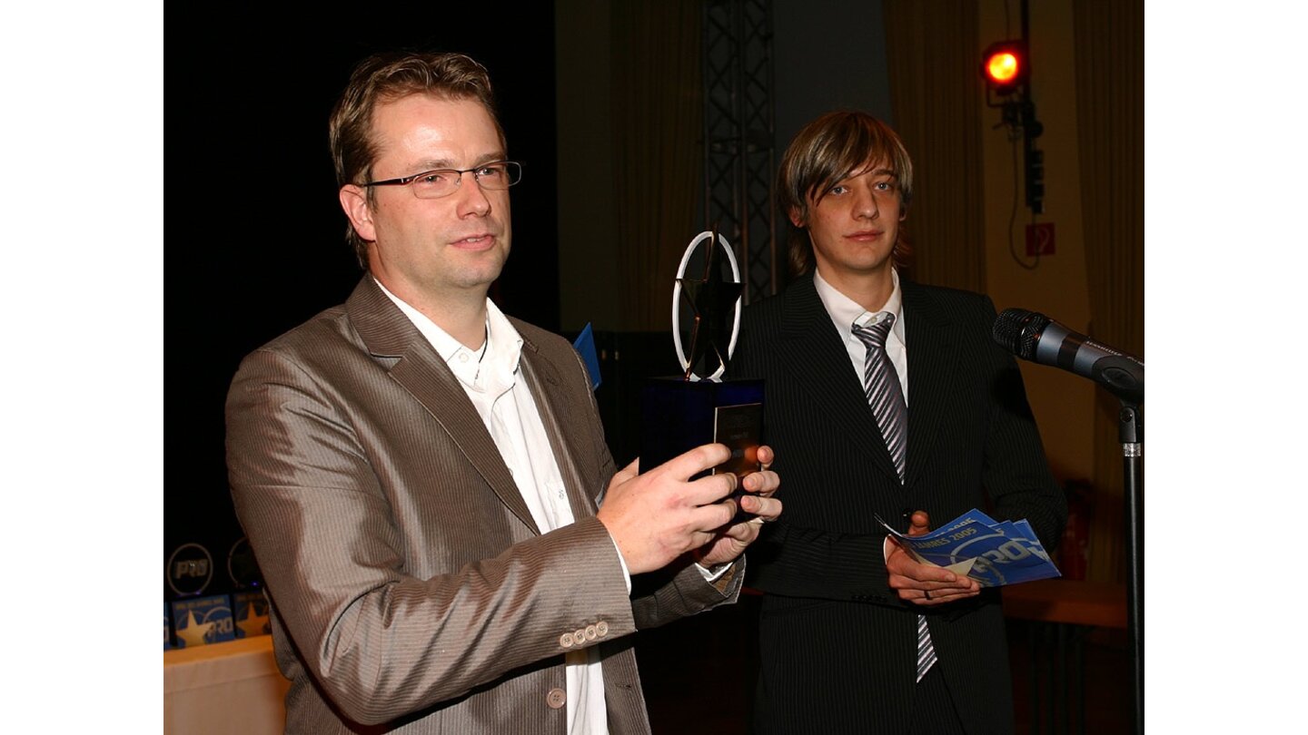 Der erste Preis des Abends ging an Nvidia, Jens Neuschäfer nimmt stolz den Preis, Daniel Visarius klatscht gelassen Beifall.