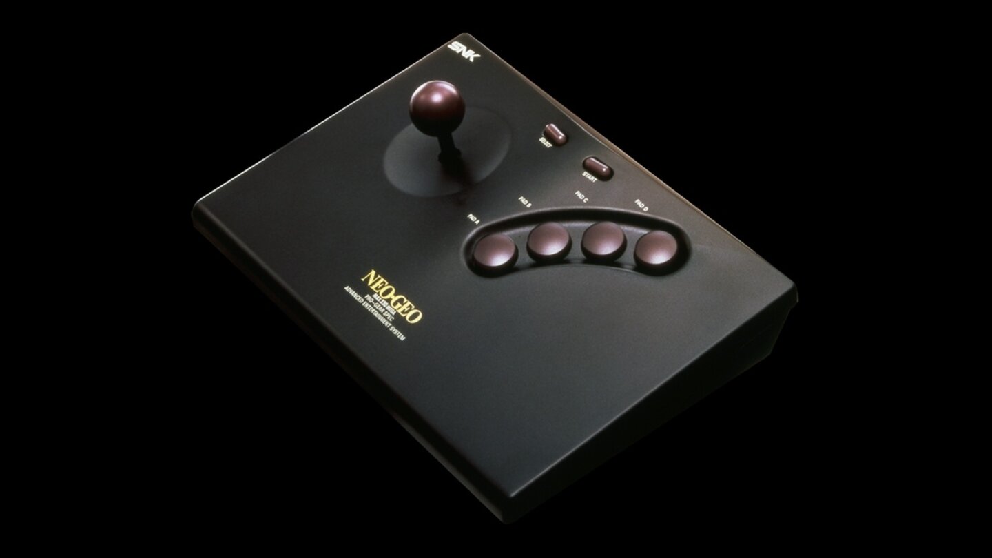 Neo Geo (1991): Das NeoGeo war bei erscheinen die definitive Spielhallen-Konsole. Das extrem teure Gerät brachte dafür einen echten Arcade-Stick als Controller mit. Bis heute kaufen sich Fans von Beat'em'Ups und ihresgleichen derartige Controller, da sie besonders präzise Richtungseingaben ermöglichen.