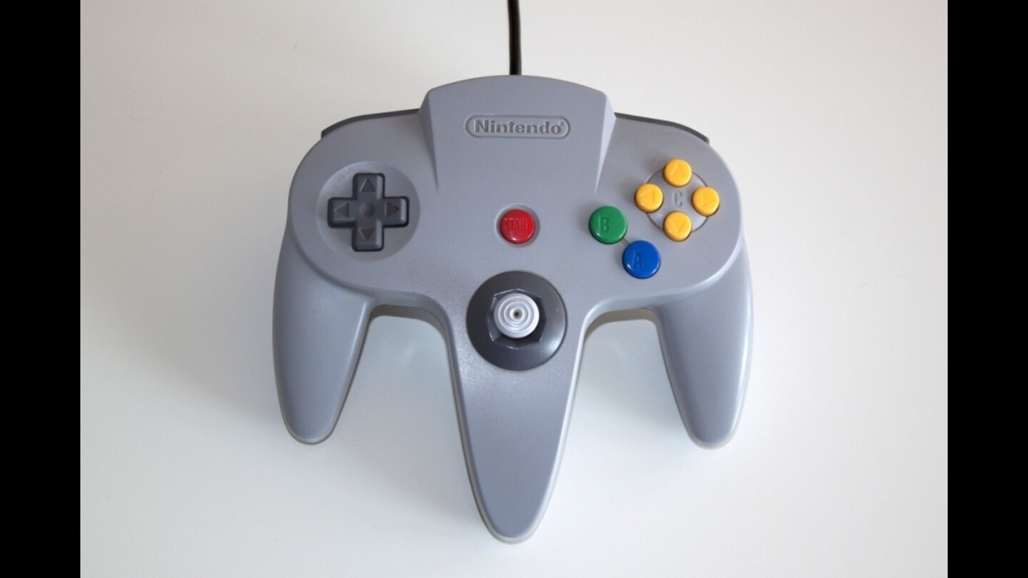 N64 (1996): Nintendo festigte auch mit dem N64 seinen Ruf als König des Interface-Designs. Der Analogstick, das später angebotene Rumblepack, der analoge Z-Trigger: All dies war für einen Konsolen-Controller im Jahr 1996 Neuland - und das nicht im Merkel'schen Sinne.