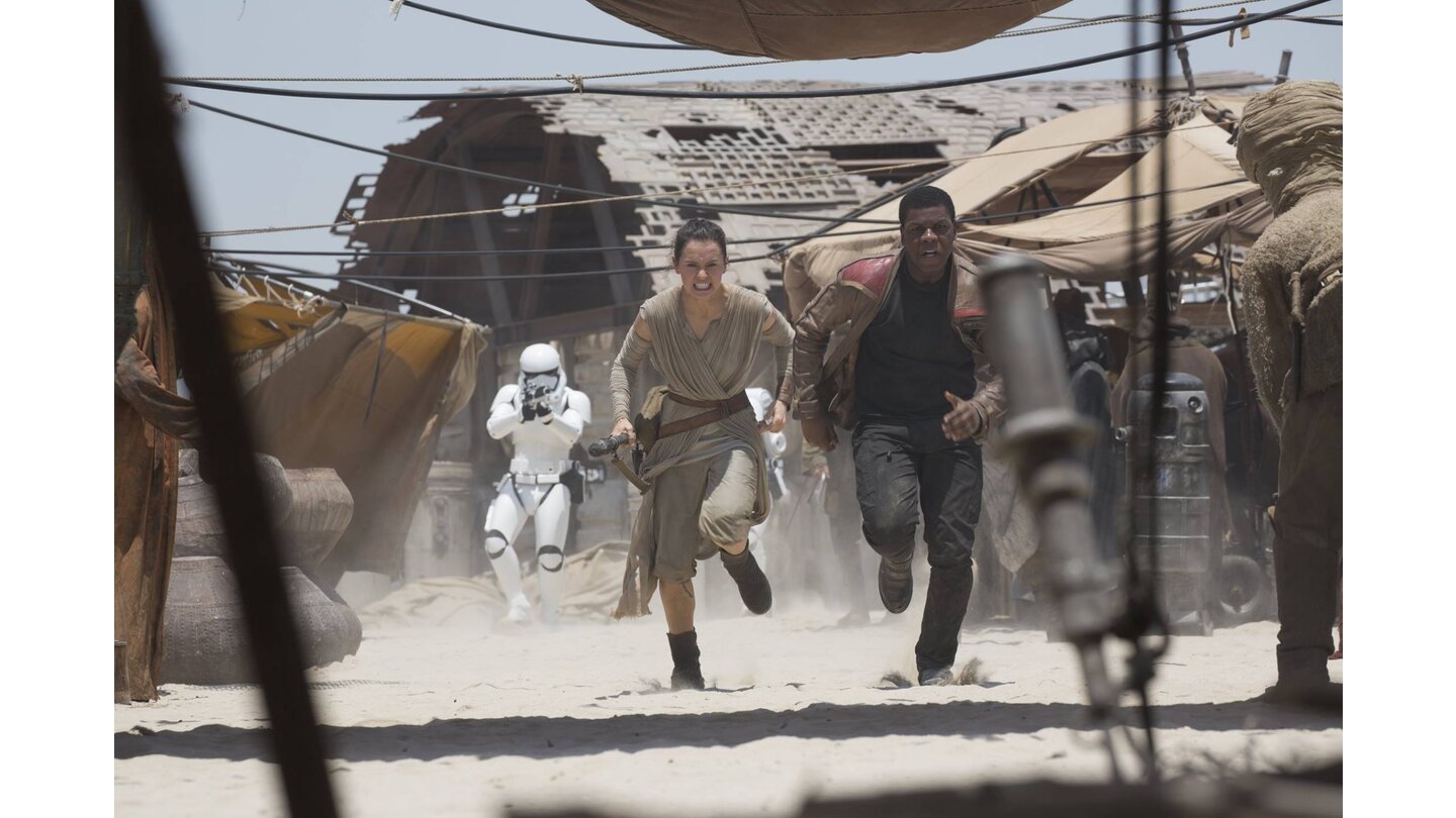 Star Wars: Episode 7Rey (Daisy Ridley) und Finn (John Boyega) rennen um ihr Leben.