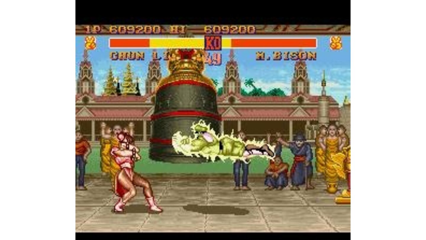 M. Bison strikes back the Chinese fighter with a Psycho Crusher, but she prepares the defense at time.