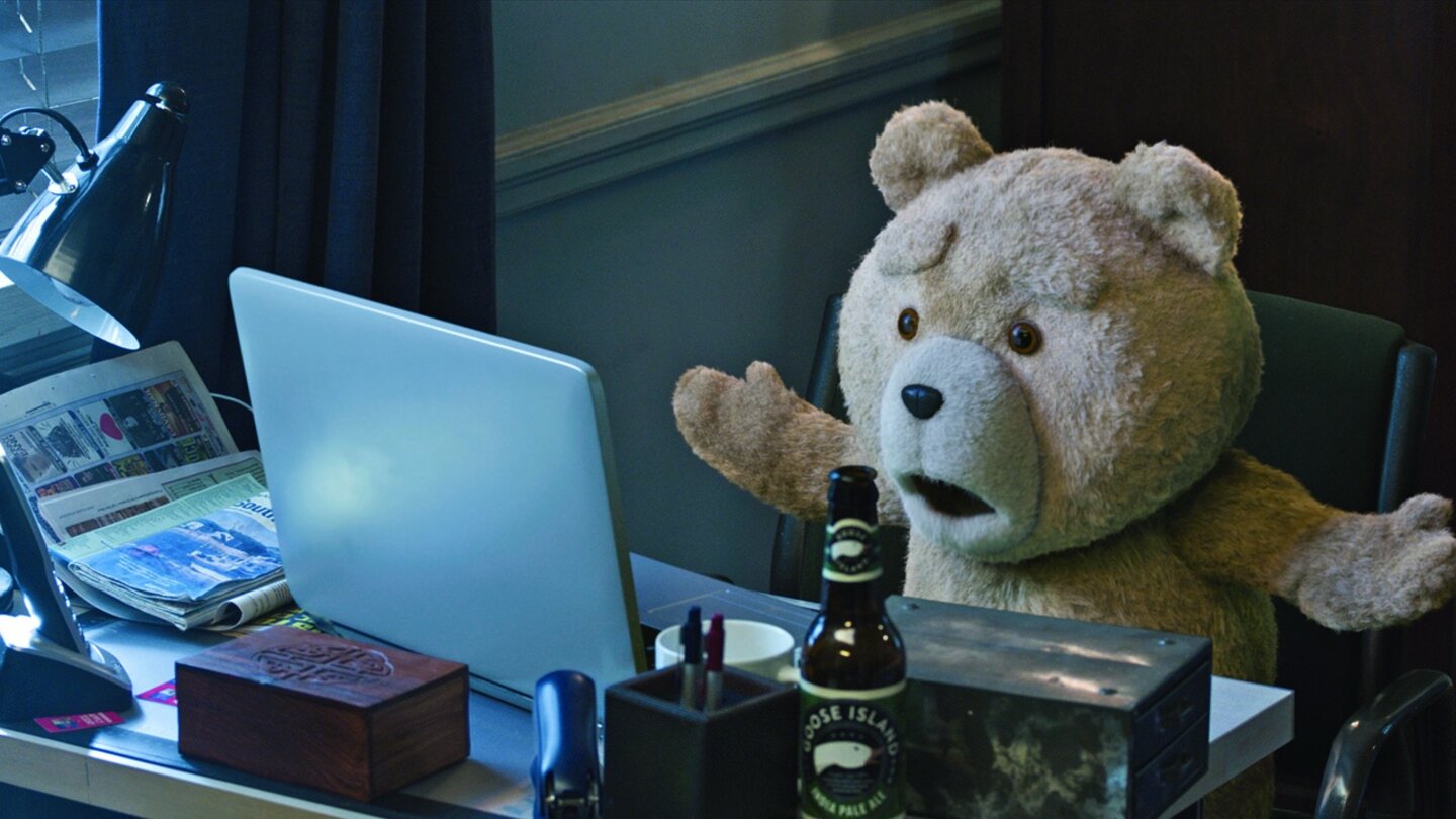 Ted 2Ted entdeckt Dinge, die ihm gar nicht gefallen – infolge dessen wird der PC kurzerhand feinsäuberlich zerstört…