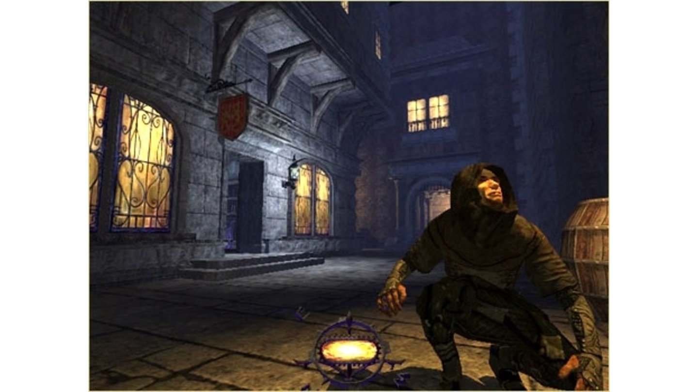 Thief 3 (2004)
Im Schleichspiel Thief 3 von 2004 für die Xbox und den PC steuern die Spieler den Meisterdieb Garrett, der bei seinen Streifzügen mit einer mysteriösen Geheimgesellschaft zusammenstößt. Anders als in den Vorgängern sind die First-Person-Einbrüche durch eine frei begehbare Spielwelt miteinander verbunden., in der wir Passanten bestehlen oder als Tarnung benutzen können, bessere Ausrüstung zusammenstehlen, und den Stadtwachen ausweichen.