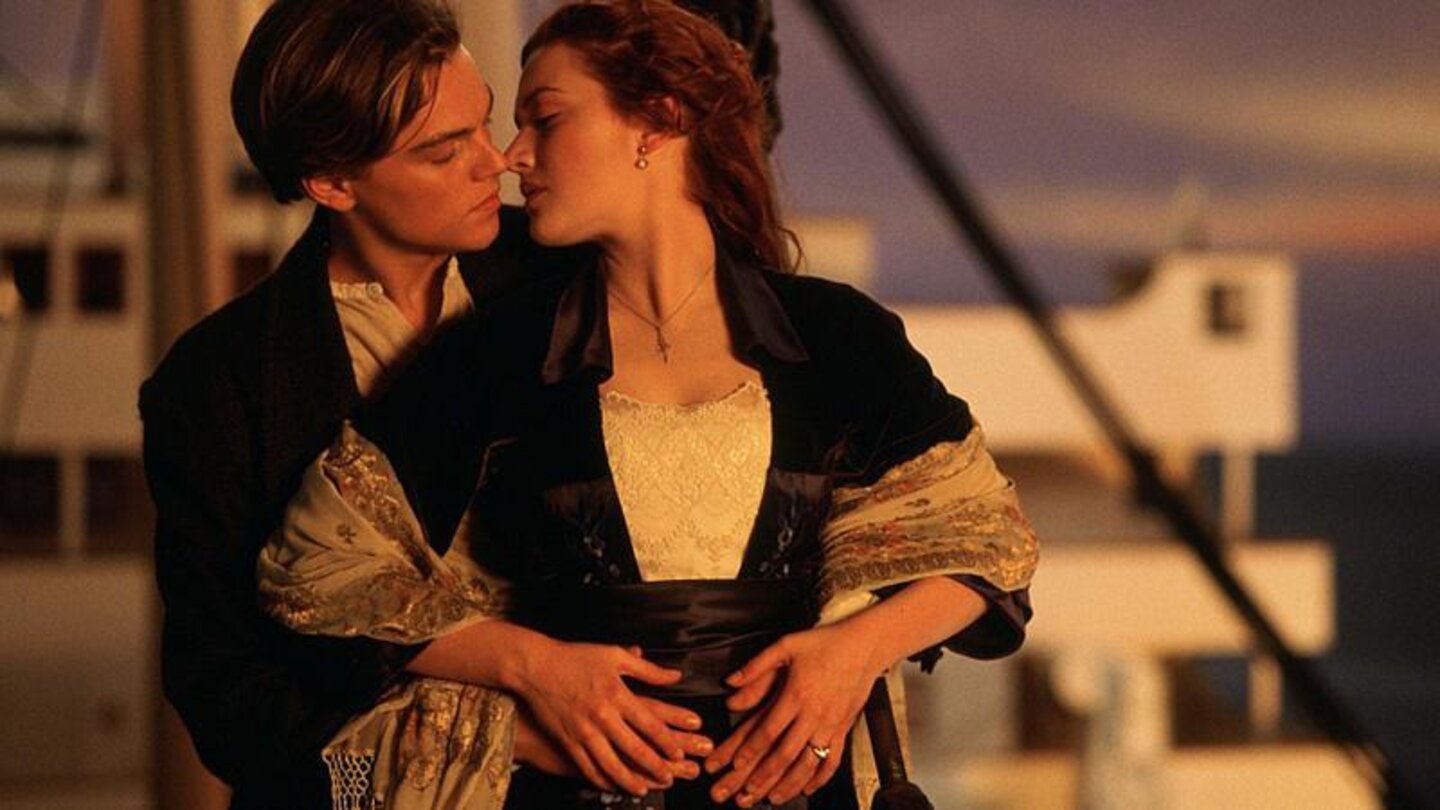 Platz 2: Titanic (1997)
2,186 Milliarden US-Dollar Einspielergebnis weltweit
Im Jahr 1912 bricht die Titanic, das größte und luxuriöseste Passagierschiff der Welt, zu seiner Jungfernfahrt von England nach New York auf. Mit an Bord ist die junge Rose, die einen reichen Banker heiraten soll. Sie verliebt sich allerdings in den armen Jack aus der dritten Klasse. Als die Titanic einen Eisberg rammt und sinkt, müssen die jungen Liebenden um ihr Überleben kämpfen.