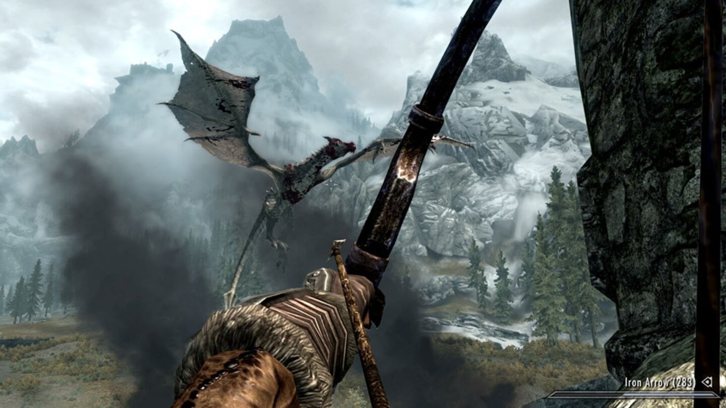 The Elder Scrolls V: SkyrimIm Rollenspiel der Mammut-Klasse sind Fernkampfwaffen besonders wichtig im Kampf gegen Drachen. Vom »Alten Nordbogen« bis zum »Zwergenbogen« und passenden Pfeilen sind alle Bogenarten bei Skyrim dabei und unterscheiden sich in Reichweite, Gewicht, Schaden und besonderen Eigenschaften, wie Frostschaden oder erhöhte Ausdauer. Wer mitdenkt und seine Waffe klug auswählt, kann so besonders effektiv gegen die verschiedenen Gegnertypen kämpfen.