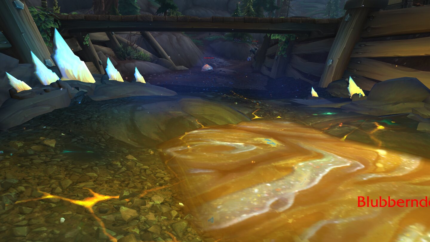 World of Warcraft: Battle for AzerothAzerit tritt als goldene Suppe aus dem Boden in der offenen Spielwelt aus und kristallisiert sich in gelb-blauer Form wie links zu sehen. Einfach abbauen dürfen wir die Ressource aber leider nicht.