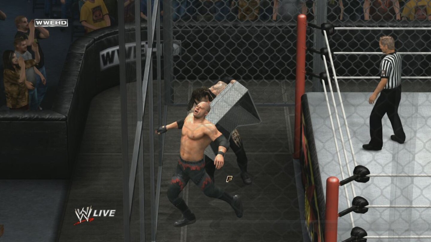 WWE '12den Ring herum finden sich allerlei nützliche Objekte wie das Stahltreppchen.