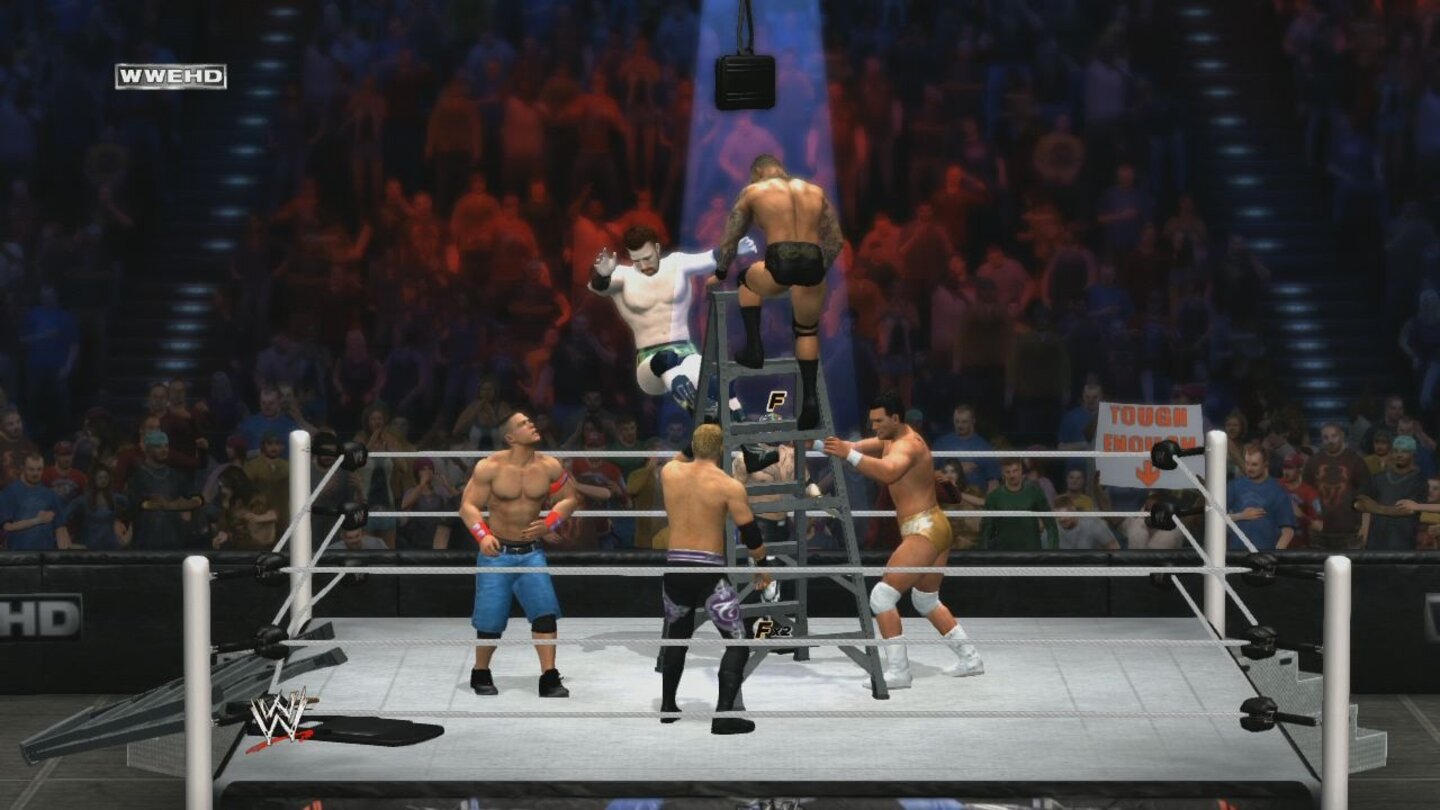WWE '12Besonders chaotisch und lustig wird es, wenn sich sechs Wrestler gleichzeitig im Ring tummeln.