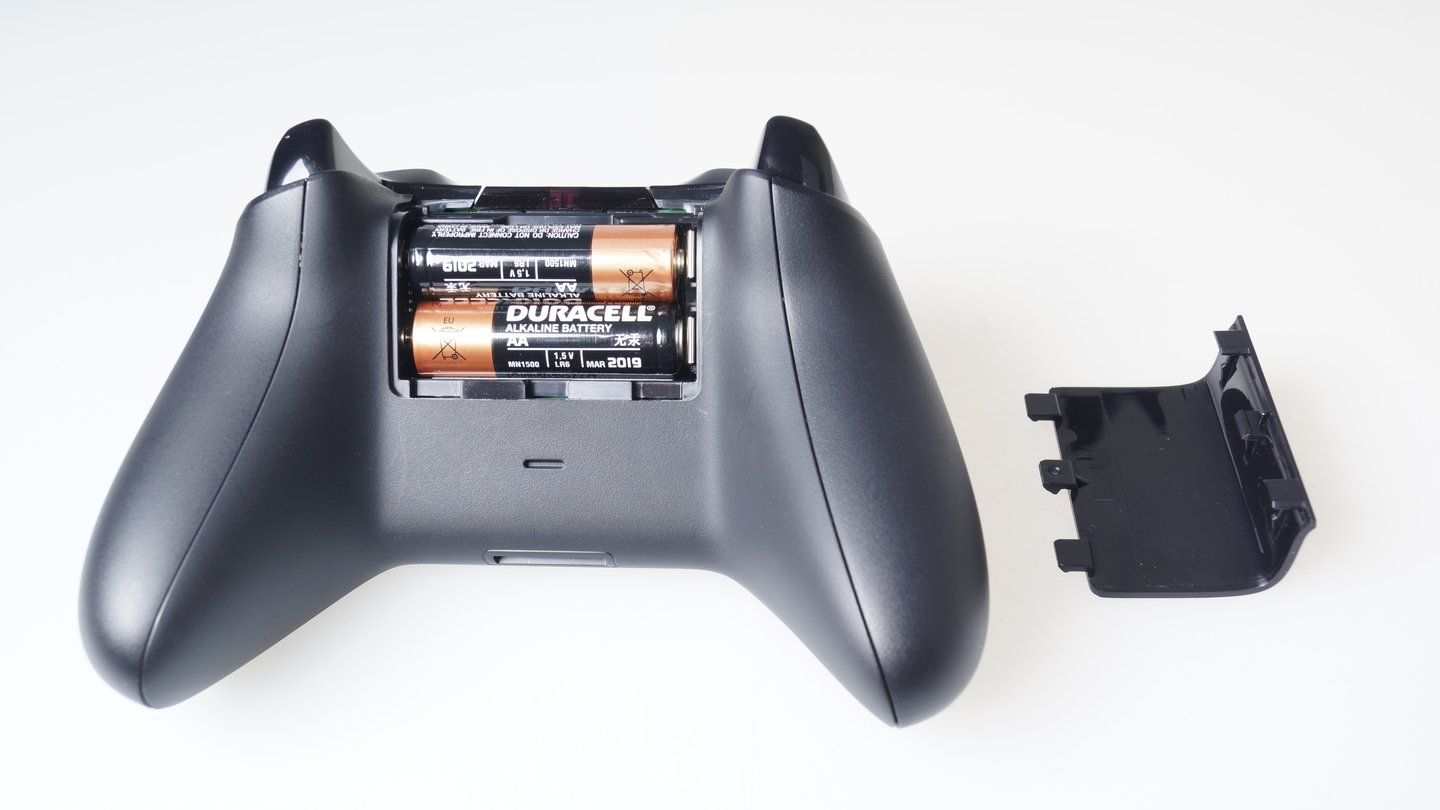 Der neue Xbox One Controller mit geöffnetem Batteriefach