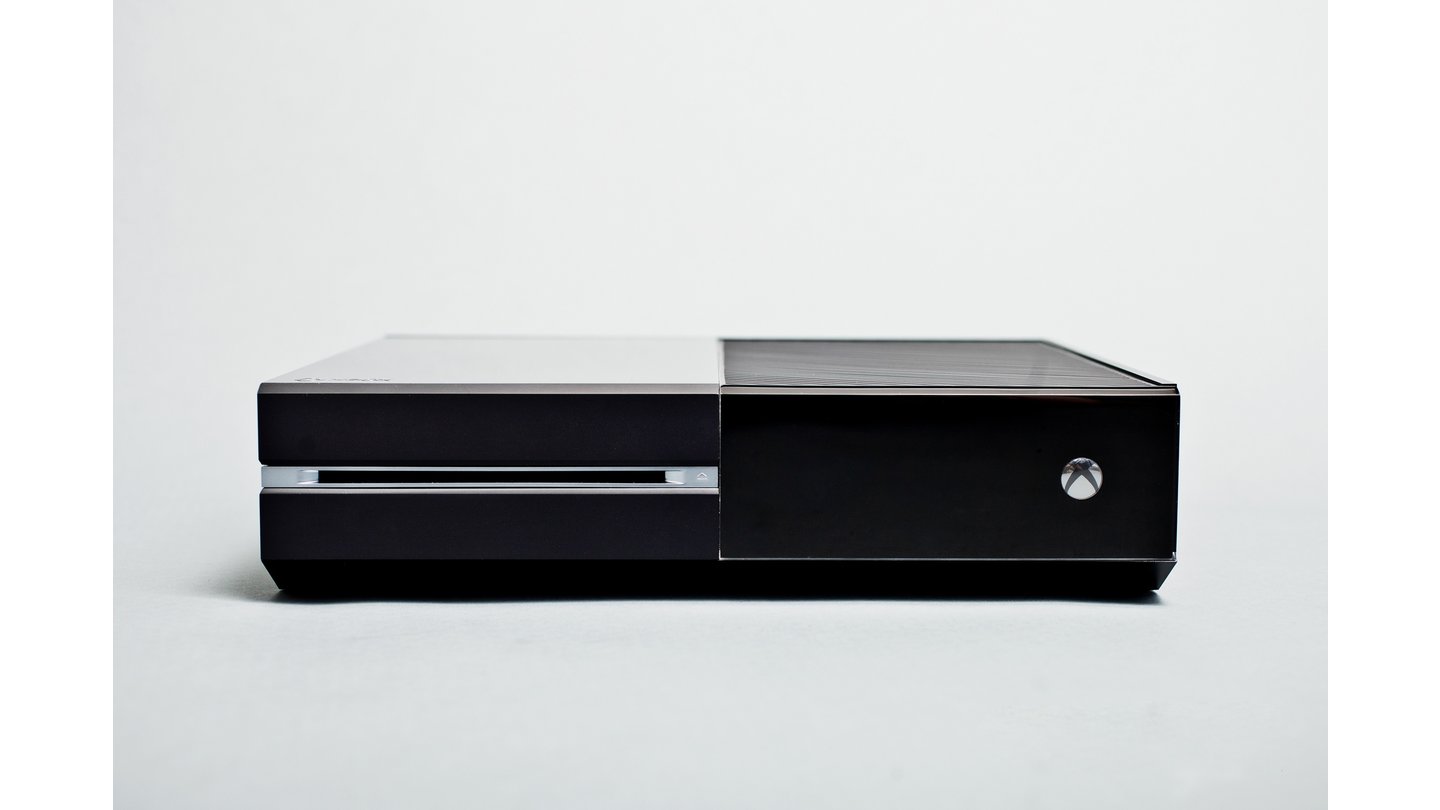 Xbox OneIm Gegensatz zur PS4, die GDDR5-Speicher einsetzt, setzt die Xbox One auf langsameren DDR3-Speicher, boostet dessen Kapazitäten jedoch mit einem ultraschnellen Cache-Speicher von 32 MB SRAM.