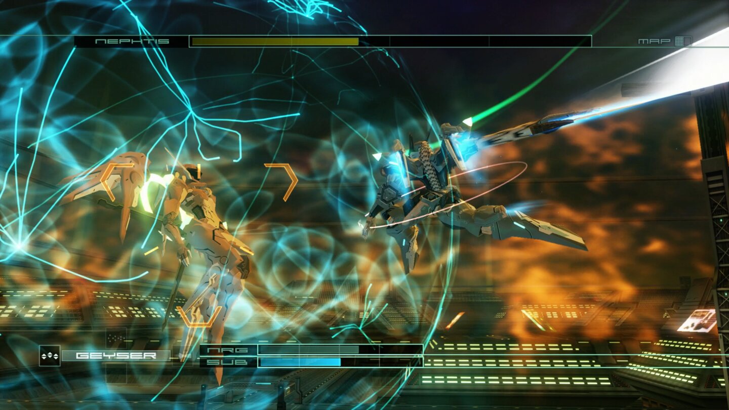 Zone of the Enders: The 2nd Runner MARS - Screenshots aus dem Remaster für PC und PS4 - Die Bosskämpfe zählen zu den stärken Szenen im Spiel. Hier hat Anubis einen Schutzschild, der nur mit Stromschlägen vom umliegenden Zaun durchbrochen werden kann.