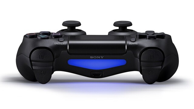 Ein Sony-Mitarbeiter hat einem an Kinderlähmung erkrankten PlayStation-Fan mit einem individuelle angepassten DualShock-4-Controller geholfen.