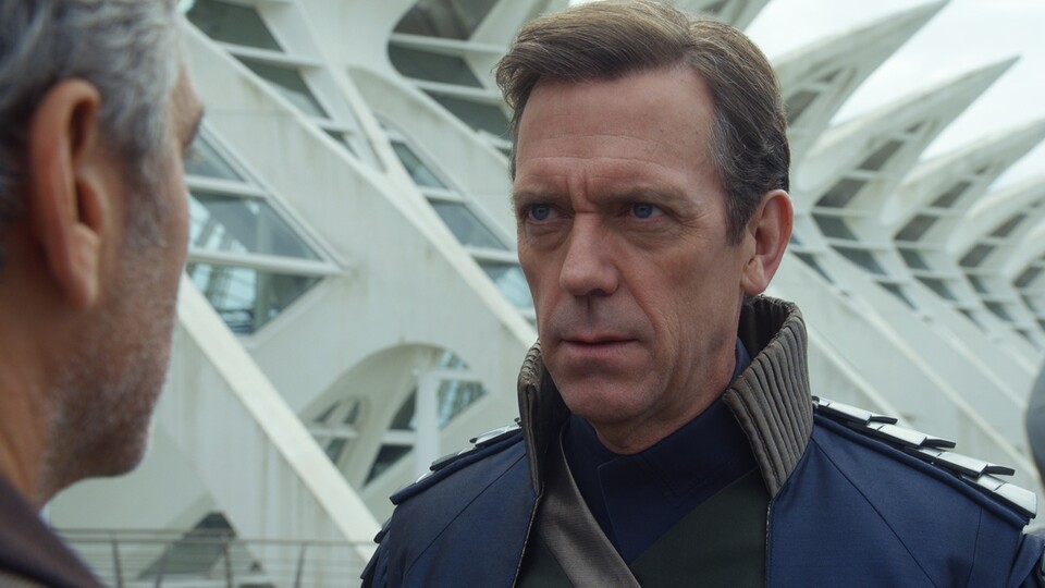 David Nix (Hugh Laurie) will mit aller Macht verhindern, dass Tomorrowland dasselbe zustößt wie der Erde
