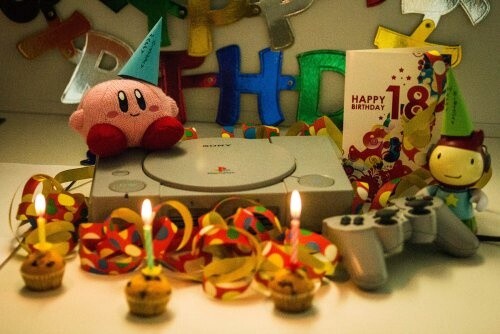 Kirby und Maxwell sind auf die Geburtstagsparty der Playstation eingeladen.