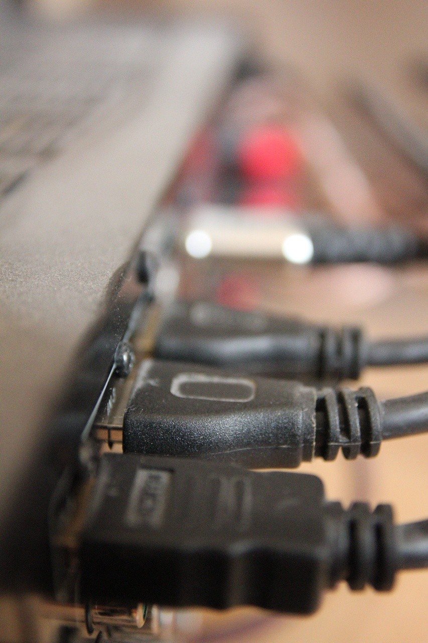 HDMI-Kabel eignen sich bestens, um Bild und Sound zum Receiver zu bringen.