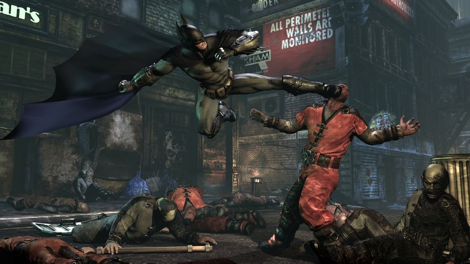Genau wie in Arkham Asylum überwindet Batman auch in den Kämpfen von Arkham City per Tastendruck schnell große Distanzen. Hier die zwischen Stiefelsohle und Two-Face-Gangster-Gesicht.