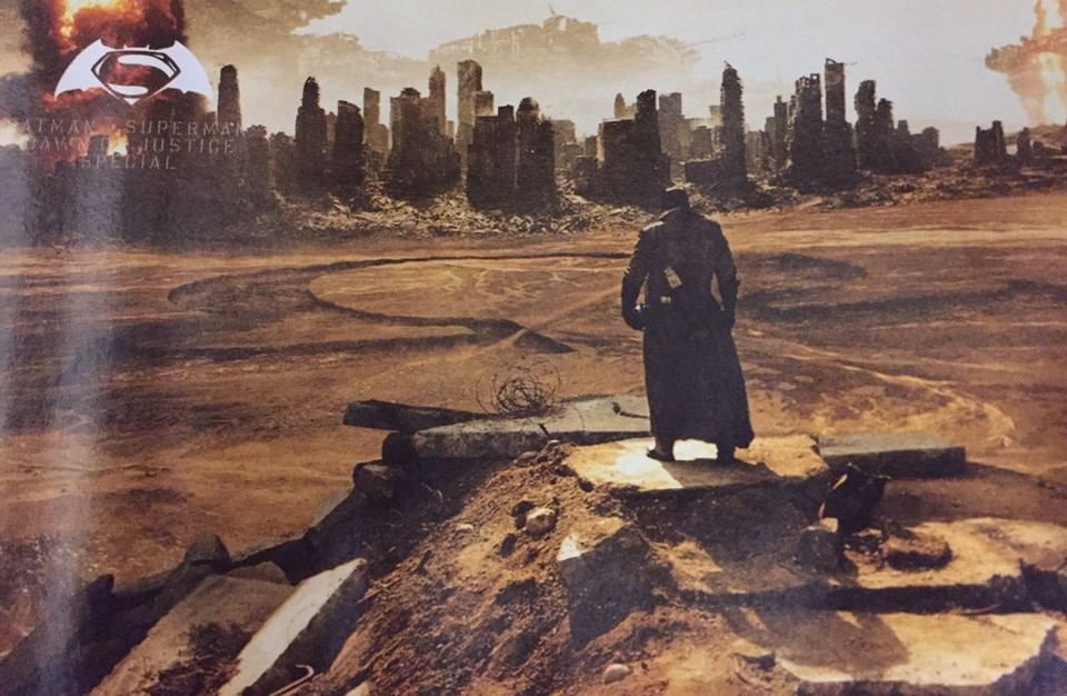 Das exklusive Szenenbild aus Batman v Superman gibt Hinweise auf einen mächtigen Gegner. (c) Empire/Warner.