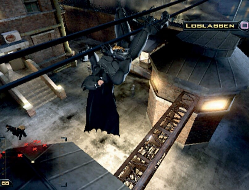 Um nicht gegen eine Überzahl kämpfen zu müssen, schleicht Batman um die Wachen vor dem Arkham Asylum herum. Screen: PS 2