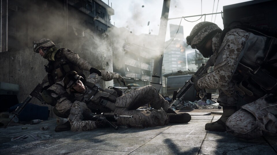 In Battlefield 3 können Team-Kameraden aus der Schusslinie gezogen werden.