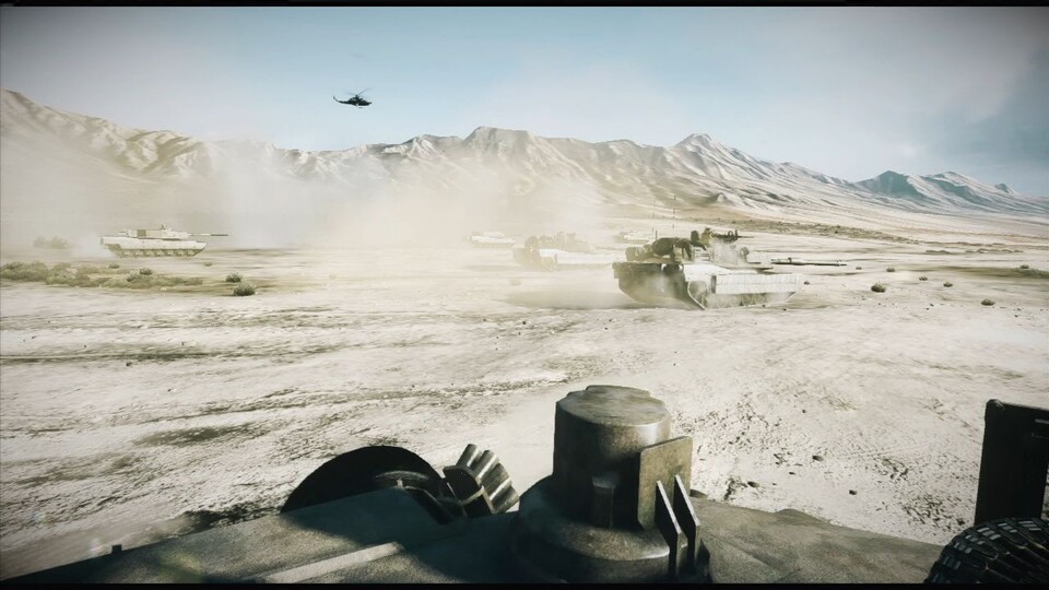 Die Panzerfahrt durch die Wüste sieht beeindruckend aus.