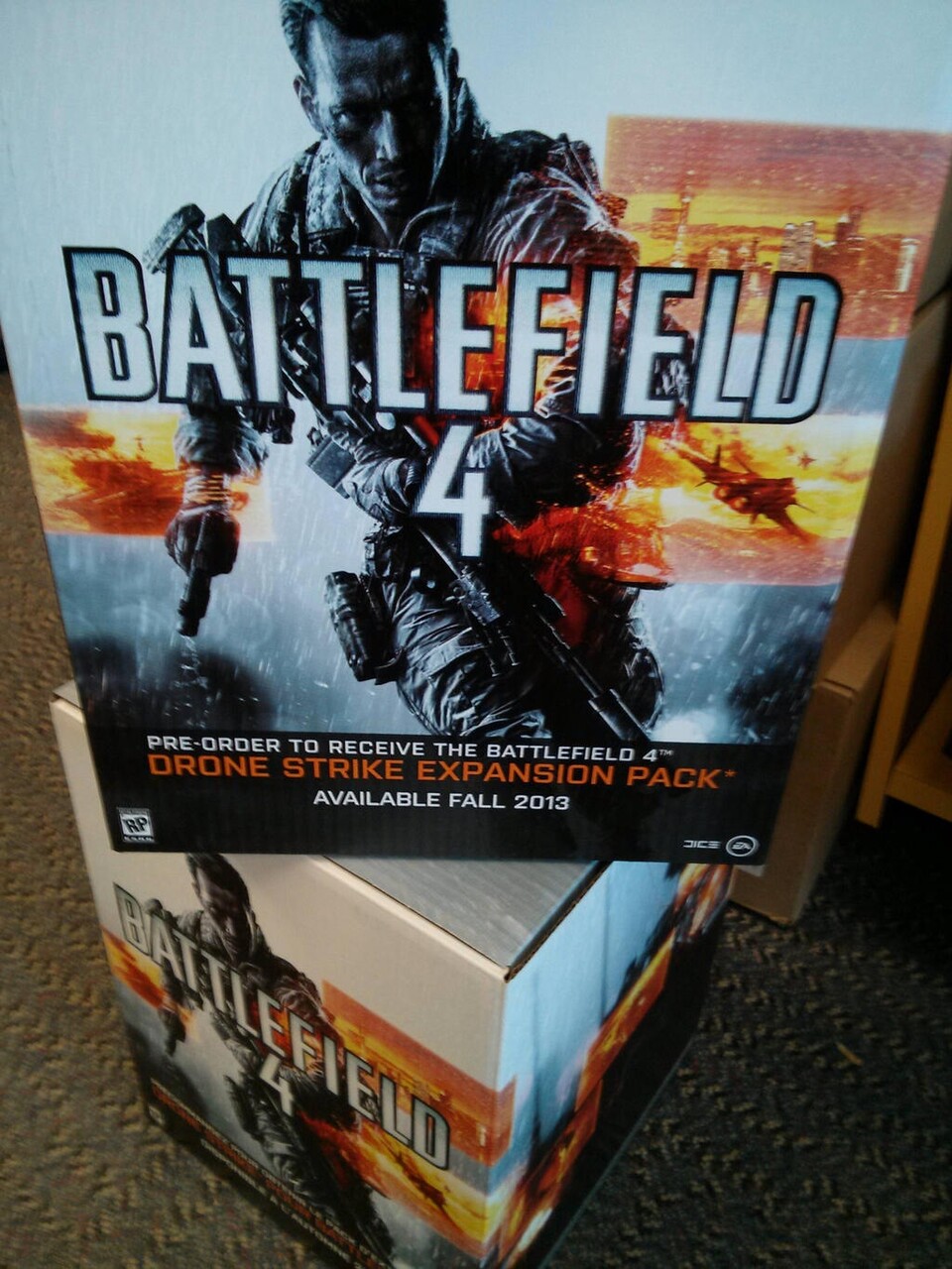 Auf diesem Battlefield-4-Plakat wird »Drone Strike« beworben.